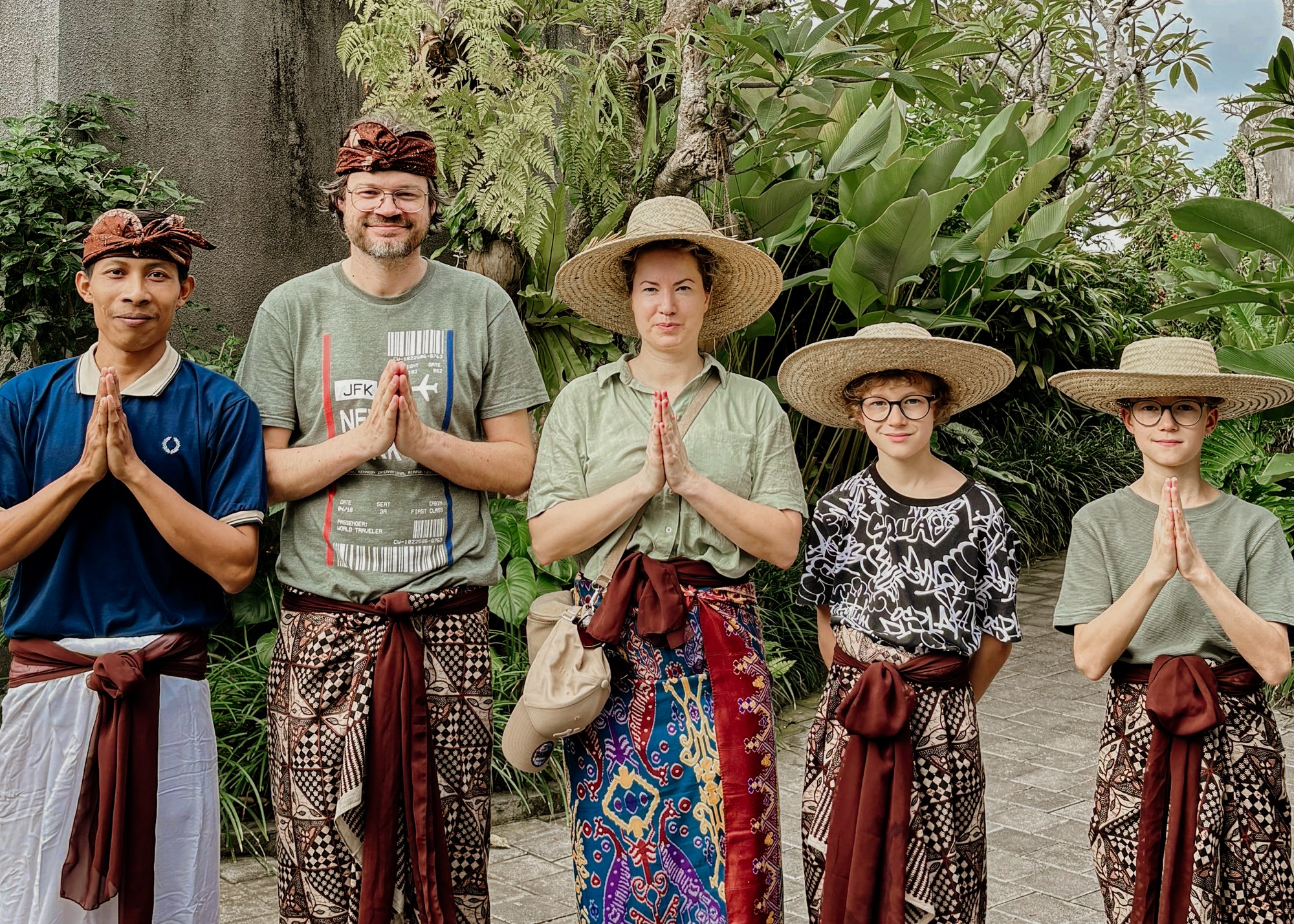 Agrapana Beach Villa - Balinese Dress-Up & Temple Visits 3